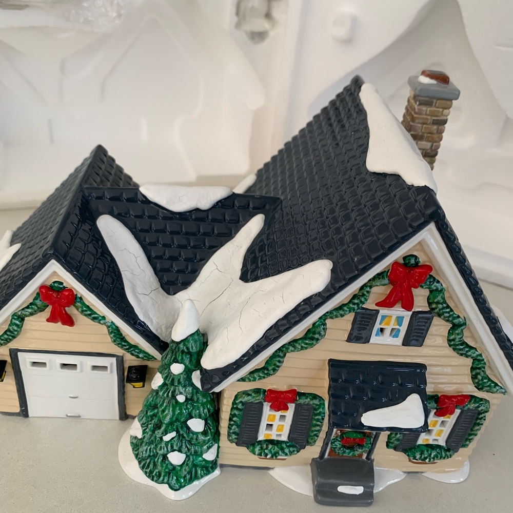 Department 56 Holiday House with Green and Red Accents / harmony house